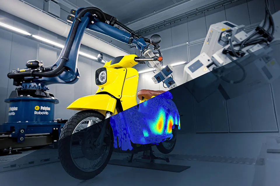 Ein Vibrometer scannt die Schwingungen eines Motorrollers