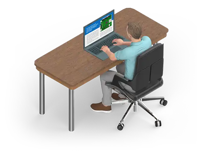 Man sitzt an einem Tisch und tippt an einem Laptop