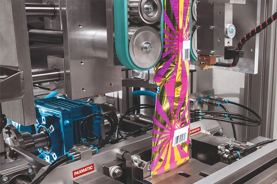 Schlauchbeutelmaschine in der Verpackungsindustrie mit Ultraschalltechnik zum Sigeln, Prägen und Schneiden.